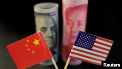 美中货币前的美中国旗