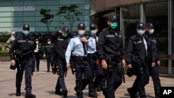 戴着口罩的香港警察在金融区一带巡逻。(2020年2月19日)