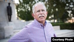 “伊利诺伊州卫生健康和家庭服务部”雇员马克·詹尼斯(Mark Janus)photo credit: Liberty Justice Center