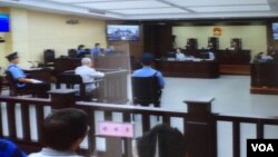 天津第二中级人民法院对709律师案和异议人士案的庭审星期三继续进行。独立中文笔会会员、北京教会人士胡石根在法庭被告席上,他被控涉嫌“颠覆国家政权罪”(美国之音叶兵拍摄)