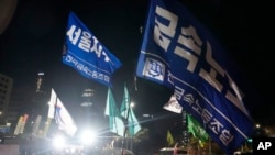 2024年12月4日,韩国首尔,民众聚集在国会大厦前,要求韩国总统尹锡悦下台。