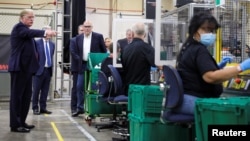 特朗普总统视察亚利桑那州凤凰城一个医用口罩厂的生产线。(2020年5月5日)