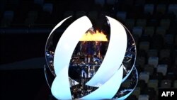 2020 东京奥林匹克运动会闭幕式上,奥林匹克圣火渐渐熄灭。