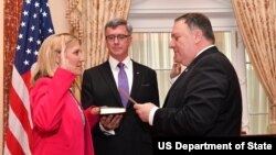 နိုင်ငံခြားရေးဌာန၊ လက်နက်ထိန်းချုပ်ရေးနဲ့ နိုင်ငံတကာလုံခြုံရေးဆိုင်ရာ အငယ်တန်းဝန်ကြီး Andrea Thompson ရာထူးလက်ခံ ကျမ်းသစ္စာကျိန်စဉ်။ (ဝဲ)