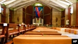 意大利贝加莫地区一所教堂内停放的新冠病毒死亡者的灵柩。(2020年3月26日)