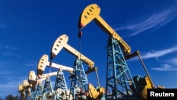 中国东北有着众多的大型国企,但在过去的三十多年里,这些企业先后衰败,严重拖累了东北的经济发展。图为曾经作为全国的标杆企业大庆油田。(资料照片)