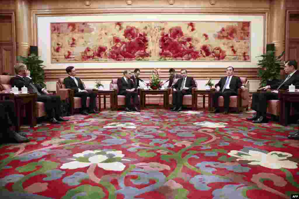 日本外务省次官秋叶刚2018年8月29日在北京中南海与中国外交部长王毅会谈,为预计10月日本首相安倍晋三访华铺路。由于希望采访这次会谈的新闻媒体很多,中日双方商定以记者组成联合采访组的方式进行采访。但在会谈即将开始之际,中国外交部要求记者组中不能有《产经新闻》记者。 《产经新闻》和日本官方都提出抗议,中方认为该媒体对中国不够友好。日本记者团随后集体取消采访,以示抗议。中国外交部发言人华春莹表示中国“不接受这种无理的抗议”。华春莹说,北京有600多名外国记者,其中日本约一百名,中国必须适当控制采访人数。