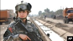 美国第101空降兵师的女兵在伊拉克站岗(资料图片)