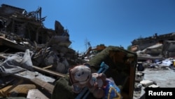 Дитяча іграшка на місці багатоквартирного будинку, пошкодженого російським ракетним ударом, Підгороднє, поблизу Дніпра, Україна, 4 червня 2023 р. REUTERS/Mykola Synelnykov