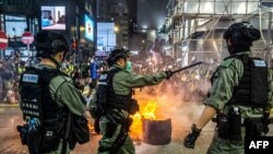 香港警察在旺角街头阻止香港抗议者设立路障。(2020年5月27日)