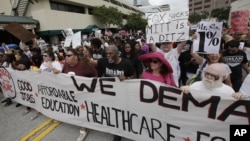 民众8月27日在佛州坦帕的共和党大会外抗议表达不满