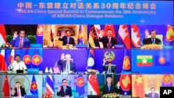 这张由马来西亚总理办公室提供的图片显示了东盟领导人和中国国家主席习近平(右上第二)出席东盟-中国中国-东盟建立对话关系30周年纪念峰会。
