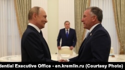 俄罗斯政府公布的照片显示美国特使威特科夫在克里姆林宫与俄罗斯总统普京握手。(2025年8月6日)