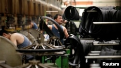 中国河北邢台万达轮胎公司的工人正在生产出口美日的汽车轮胎生产线上工作。(2019年5月21日)