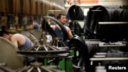 中国河北邢台万达轮胎公司的工人正在生产出口美日的汽车轮胎生产线上工作。(2019年5月21日)