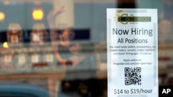 资料照片:缅因州一家餐馆的招聘启示。