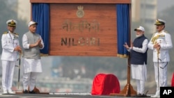 右起:印度海军参谋长迪内什·库马尔·特里帕蒂(Dinesh Kumar Tripathi)、印度总理莫迪(Narendra Modi)和印度国防部长拉杰纳特·辛格(Rajnath Singh)在孟买海军造船厂出席“尼尔吉里”号航母服役仪式。 (2025年1月15日)