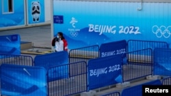 北京奥组委的一名工作人员在冬奥会场地工作。(2022年1月3日)