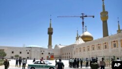 အီရန် ခေါင်းဆောင် Ayatollah Ruhollah Khomeini ဂူဗိမ္မာန်ကို လုံခြုံရေး ယူထားစဉ်။