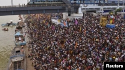 2015年7月14日，印度教信徒在安得拉邦哥达瓦里河畔庆祝浴河节。