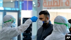 伊拉克纳杰夫机场医务人员在检测来自伊朗的旅客(2月21日)