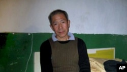 武汉民主人权活动人士秦永敏在家中 (资料照片)