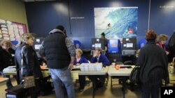 纽约长滩选民周二一早在临时安排的投票站登记投票