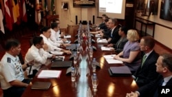 菲律宾和美国官员在马尼拉以北的奎松市菲律宾国防部总部举行会谈。(2013年8月14日)