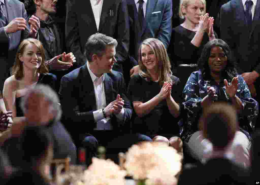 2017年2月6日,麦特・戴蒙和左侧的演员艾玛·斯通(Emma Stone )以及右侧的演员 Octavia Spencer 在奥斯卡提名午餐会上。艾玛·斯通后来荣获最佳女演员奖