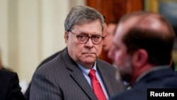 资料照片:司法部长巴尔抵达白宫东室,准备聆听特朗普总统就被参议院弹劾审判宣布无罪发表讲话。(2020年2月6日)