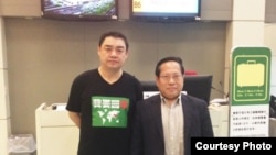 吾尔开希与何俊仁律师在台北起飞前 (图片由何俊仁律师提供)