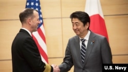 美国海军作战部长理查森上将(2019年1月17日)在东京与日本首相安倍晋三会见