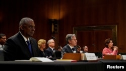 美国国防部长劳埃德·奥斯汀(左)、国务卿安东尼·布林肯(中)与商务部长吉娜·雷蒙多(右)2023年5月16日列席国会参议院拨款委员会听证会作证。