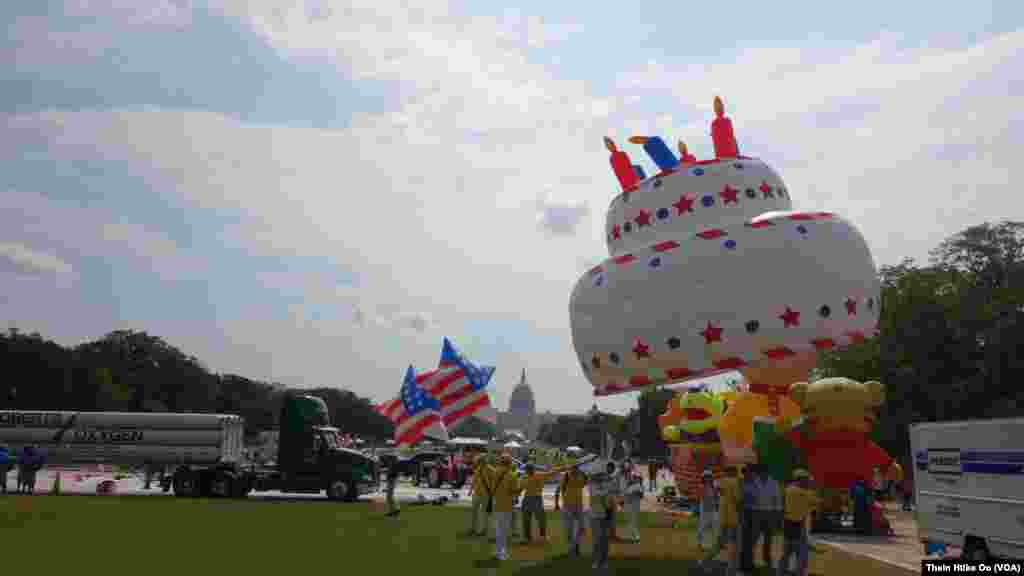 准备参加华盛顿独立日庆祝游行的法轮功学员手持美国生日大蛋糕。(2019年7月4日)