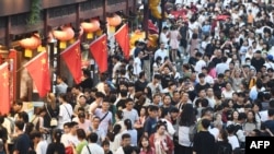 中国中秋国庆黄金周期间江苏省南京夫子庙游人如织。(2023年9月29日)
