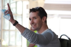 澳中外交关系恶化,2020年9月8日澳广驻京记者比尔·博图斯担心被捕离开中国抵达悉尼机场。