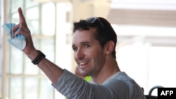 2020年9月8日,由于澳中外交关系恶化,澳大利亚广播公司驻京记者比尔·博图斯(Bill Birtles)担心被捕,在离开中国后抵达悉尼机场。(法新社)