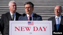 美国国会众议院议长迈克·约翰逊2024年11月12日在国会大厦举行的新闻发布会上发表讲话。