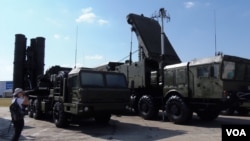 2014年莫斯科武器展上的S-400防空导弹。(美国之音白桦拍摄)