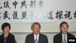 刘因全(中)在洛杉矶抗议中共剥夺中国公民的护照权和返国权(美国之音容易拍摄)