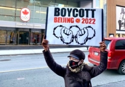 盛雪在多伦多加拿大奥委会总部外举标语抵制北京冬奥会。 (照片来自盛雪推特)