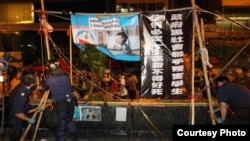 香港警方周五凌晨突袭清理旺角占领区路障(苹果日报图片)