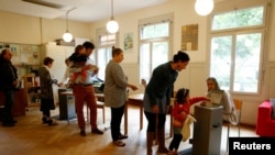 瑞士民众在伯尔尼就“无条件基本收入”计划进行公投 (2016年6月5日)