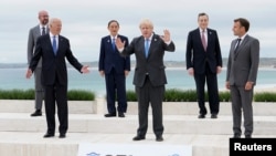 七国集团领导人在英国卡比斯湾G-7会议期间拍照留念。(路透社照片,2021年6月11日)