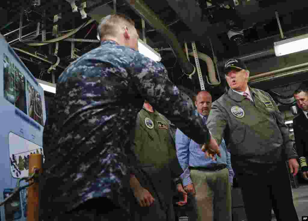 美国总统特朗普2017年3月2日登上福特号超级航母,和官兵握手 (美国海军照片)