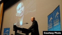 留着“刘霞发式”的杨建利2月在日内瓦人权与民主高峰会介绍刘霞被软禁状况(公民力量 推特图片)