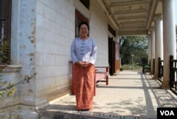 末代土司苏甲盛的侄媳妇芬在门口迎候客人,她和先生唐纳德已经守候这所老宅几十年了。(美国之音朱诺拍摄,2013年02月19日)