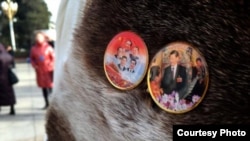 参加2016年北京两会的西藏代表佩戴的习近平像章和五代中共领袖像章。(网络图片)