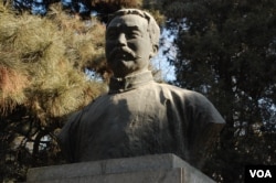 北京大学校园内的中国共产党创始人李大钊之像(美国之音拍摄)