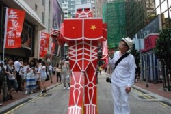 黄国才2013年参与七一大游行,他当年制作了一个概念来自日本漫画、9呎高、全身红色的"进击的共人"纸制机械人, 代表一股很强大的、具有摧毁性的力量进击香港(美国之音/汤惠芸)